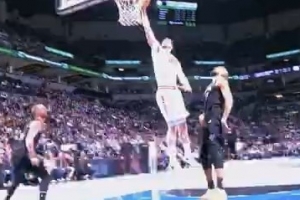 举火烧天！杜兰特送击地妙传 申京接球起飞单臂暴扣