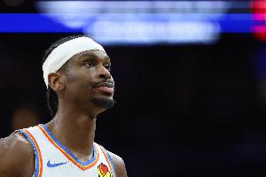 带不动啊！亚历山大12中10高效空砍33分2板8助2断 连续133场20+