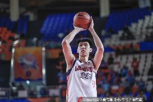 高效二人组！陈国豪半场4中3拿下7分1助 徐昕3中3贡献6分2板