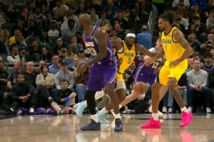 出神入化！詹姆斯写意背传精准找到拉拉维亚 助后者轻松上篮打中