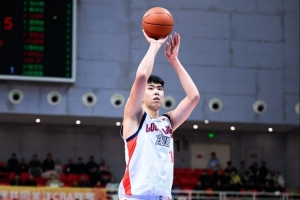 媒体人：广州细节有点粗糙 打强队关键球抓不住机会 防守易出问题