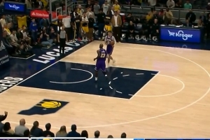 空篮没上！湖人前场2打0 詹姆斯助攻拉拉维亚扣篮