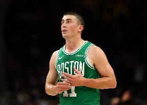 热得发烫！普理查德半场11中8砍下19分 三分3中3