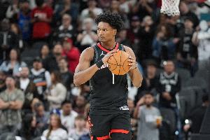 填满数据栏！阿门15中7拿到18分8板3助2断1帽 其中5前场板