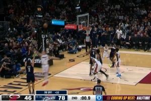 球进灯亮！斯特鲁斯压哨三分命中 率队将优势扩大到35分