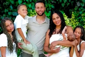 库里：我有三个孩子的预产期都在休赛期 正好有时间陪伴妻子生产