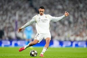 你和阿诺德谁的传中更好？贝克汉姆：我不参与讨论，你们来说吧