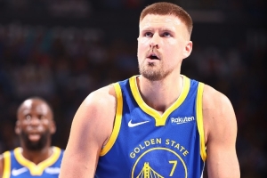 勇士本赛季至今74场比赛已使用38套首发 追平上赛季！