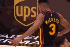 舞起来了！麦科勒姆迎着防守打进半场压哨跳投 跳舞庆祝