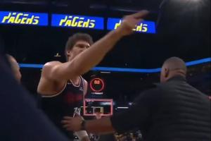 气炸了！大洛赛后手指裁判贴脸发泄不满 表情狰狞情绪激动！