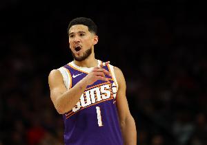 布克：我自己突破多了很多 努力为队友创造好的出手机会