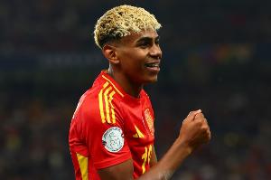 每体：拉菲尼亚受伤引发巴萨恐慌，西班牙足协承诺谨慎使用亚马尔