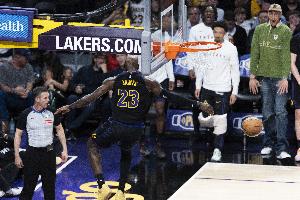 阿里纳斯：若老詹年轻两岁还有戏 但现在不行 他得像18年那样燃尽