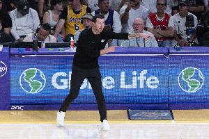 雷迪克：我们不必改变进攻风格去适应火箭 可以向黄蜂学习