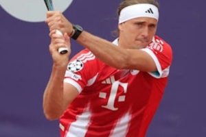 兹维列夫公开赛身穿奥利塞球衣，昨晚现场观战并前往更衣室祝贺