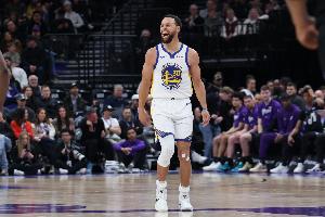 对飚！库里出机会漂移着扔进三分 古德温定点三分立马回应！