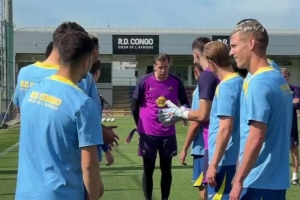 什琴斯尼迎来36岁生日，巴萨队友拍打仪式为他庆生