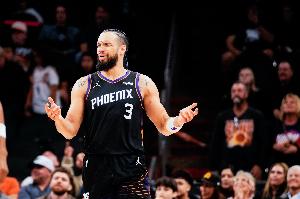 问题不大！狄龙强突抬手打到桑托斯被吹进攻犯规 太阳挑战失败