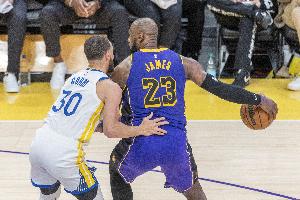 湖人自媒体：38岁库里在附加赛被淘汰 38岁LBJ在季后赛淘汰库里