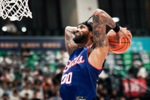 再下一城！香港金牛主场战胜上海2-0手握总决赛赛点