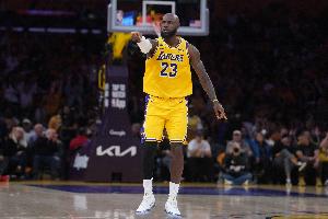 乔·约翰逊：火箭火力不足&詹姆斯象征性地防史密斯来保存体力