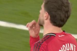 芒特踢飞皮球染黄，随后面对斯坦福桥的嘘声做出闭嘴手势