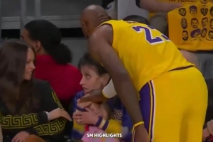 好暖心~观众席前排小女孩被篮球砸到 詹姆斯上前安抚问候