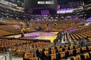 准备就绪！湖人主场座位已布满助威T恤 其印有所有球员大头照