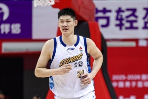 常规赛第40轮最佳阵容：贾尔斯 胡金秋 邹阳 皮特森 贺希宁