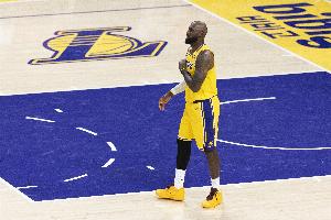 老头开得挺早！詹姆斯底角后仰+漂移中投再进 整体一气呵成！