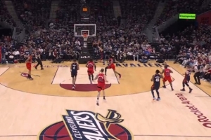 挺身而出！米切尔三分轰进 抢断后不看人妙传助斯特鲁斯压哨命中