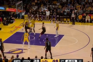 遮天蔽日！八村塁奋力补防 起飞送小史密斯迎面大帽