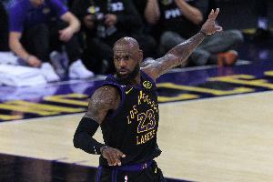 老头反应还挺快！詹姆斯飞身拦截并将球砸阿门身上出界