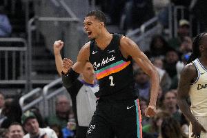 打破邓肯队史纪录！文班季后赛首秀观感炸裂 33分钟5记三分轰35分