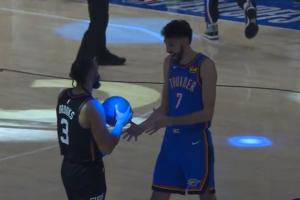 欺负老实人了！狄龙开场不让切特触球没打多久又给了一巴掌