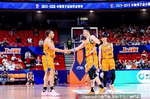 记者：上海队员的健康比冲击队史23连胜更重要 季后赛要守住主场