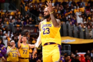 41岁的老詹用超越时间的力量教训了火箭的孩子们&他还在超越极限