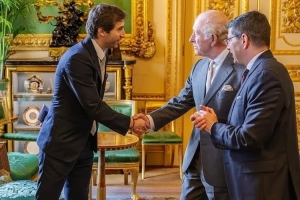 邮报：阿森纳旧将弗拉米尼觐见查尔斯国王，共商生物经济大事