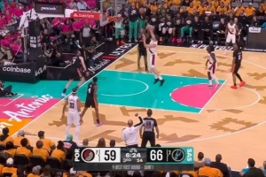 打得太难受了！克林根篮下强攻被科内特&瓦塞尔连续大帽！