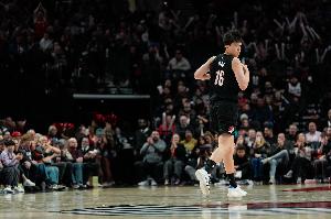 无数据进账~杨瀚森末节登场 历史第5位在NBA季后赛登场的中国球员