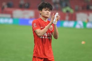 东体：海港单外援首发战平泰山，杨希、李帅赛后一起发红包