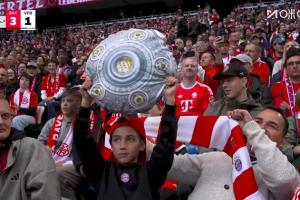 按捺不住的喜悦比分领先 看台上的拜仁小球迷高举沙拉盘抱枕