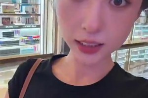 为人和善~美女主持拜月宁曾逮到闲逛的杰伦·格林