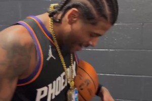 赛后杰伦·格林戴上本场关键球员手机项链，狄龙&布克激情庆祝！